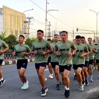 Tingkatkan Fisik dan Soliditas, Yonarmed 12 Kostrad Gelar Lari Pagi 5 Km