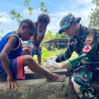 Satgas Yonif 131 Brajasakti Gelar Pelayanan Kesehatan Gratis di Perbatasan Papua
