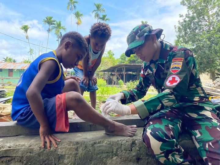 Satgas Yonif 131 Brajasakti Gelar Pelayanan Kesehatan Gratis di Perbatasan Papua