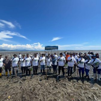 Polri untuk Masyarakat: polsek galang tanam mangrove peringati hari lingkungan hidup se-dunia