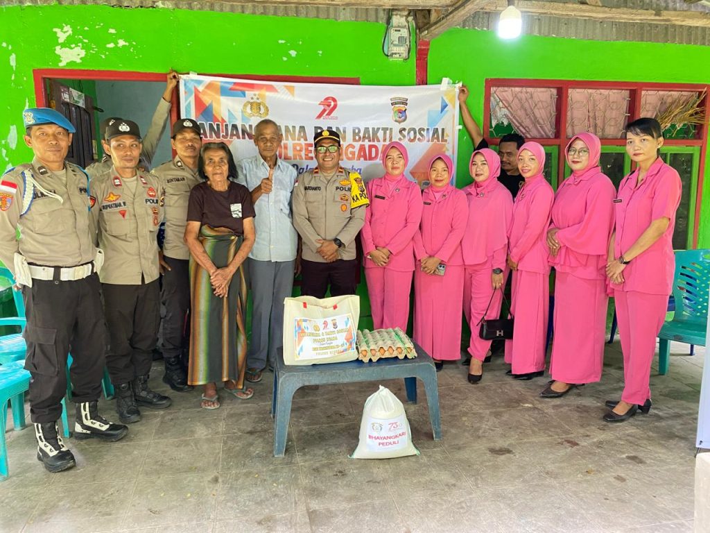 Sambut HUT Bhayangkara 79, Polsek Riung Salurkan Bansos Bagi Warga Kurang Mampu