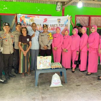Sambut HUT Bhayangkara 79, Polsek Riung Salurkan Bansos Bagi Warga Kurang Mampu