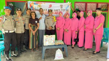 Sambut HUT Bhayangkara 79, Polsek Riung Salurkan Bansos Bagi Warga Kurang Mampu