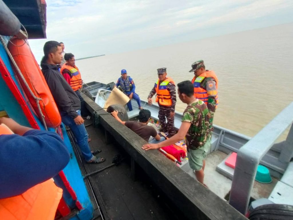 TNI AL dan Tim SAR Evakuasi Korban Meninggal di Perairan Sinaboi