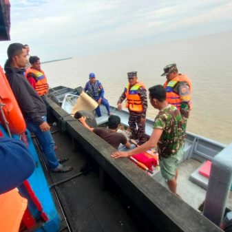TNI AL dan Tim SAR Evakuasi Korban Meninggal di Perairan Sinaboi