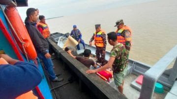 TNI AL dan Tim SAR Evakuasi Korban Meninggal di Perairan Sinaboi 