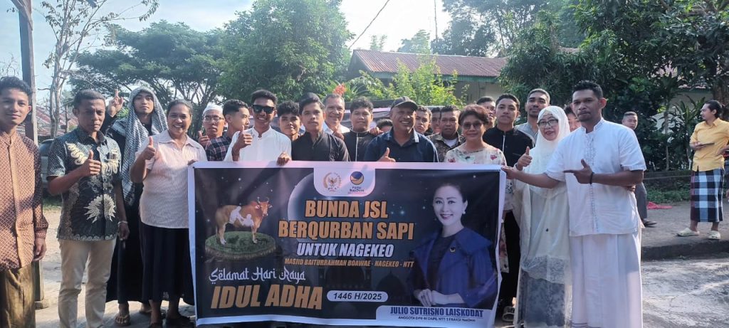 Julie Laiskodat Serahkan Belasan Ekor Sapi Idul Adha 1446H Bagi Umat Muslim Flores Alor Lembata