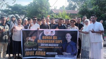 Julie Laiskodat Serahkan Belasan Ekor Sapi Idul Adha 1446H Bagi Umat Muslim Flores Alor Lembata