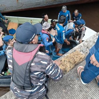 TNI AL dan Tim SAR Gabungan Evakuasi Korban Tenggelam di Sungai Barito