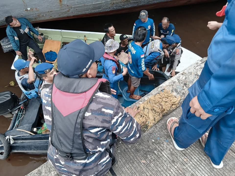 TNI AL dan Tim SAR Gabungan Evakuasi Korban Tenggelam di Sungai Barito