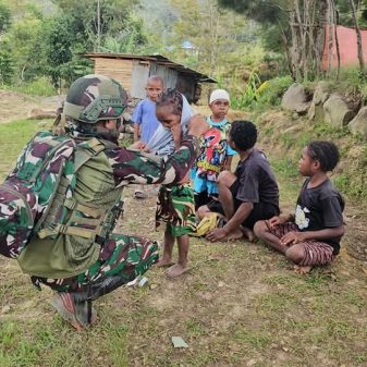 TNI Berbagi Kasih Dengan Anak Anak Papua Pegunungan