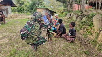 TNI Berbagi Kasih Dengan Anak Anak Papua Pegunungan