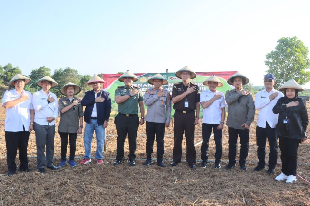 Dukung Asta Cita Presiden RI, Polres Indramayu Kolaborasi Tanam Jagung di Petak 18A RPH Cijambe