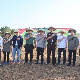 Dukung Asta Cita Presiden RI, Polres Indramayu Kolaborasi Tanam Jagung di Petak 18A RPH Cijambe