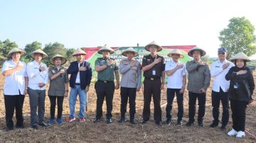 Dukung Asta Cita Presiden RI, Polres Indramayu Kolaborasi Tanam Jagung di Petak 18A RPH Cijambe