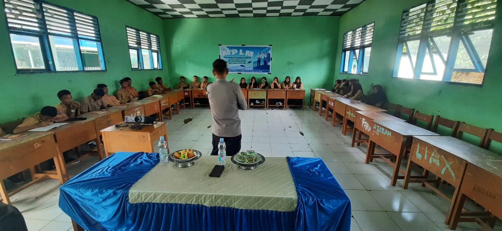 Kasubsektor Polsek Lau Maros Berikan Edukasi di Pondok Nurul Ikhwan Tellumpoccoe