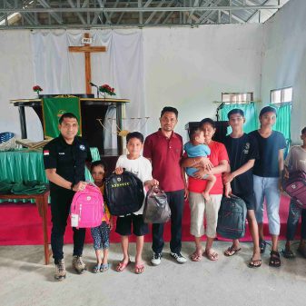 Peduli Pendidikan Di Sabu Raijua, Yayasan GPS Bantu Seragam Sekolah untuk Yatim Paitu