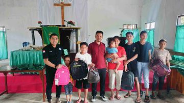 Peduli Pendidikan Di Sabu Raijua, Yayasan GPS Bantu Seragam Sekolah untuk Yatim Paitu 