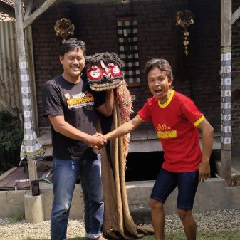 Demi Menjaga Seni Tradisi, Aktivis Berokan Wa A’ong, Serahkan Berokan Sepuh Ke Sanggar Sapujogan.