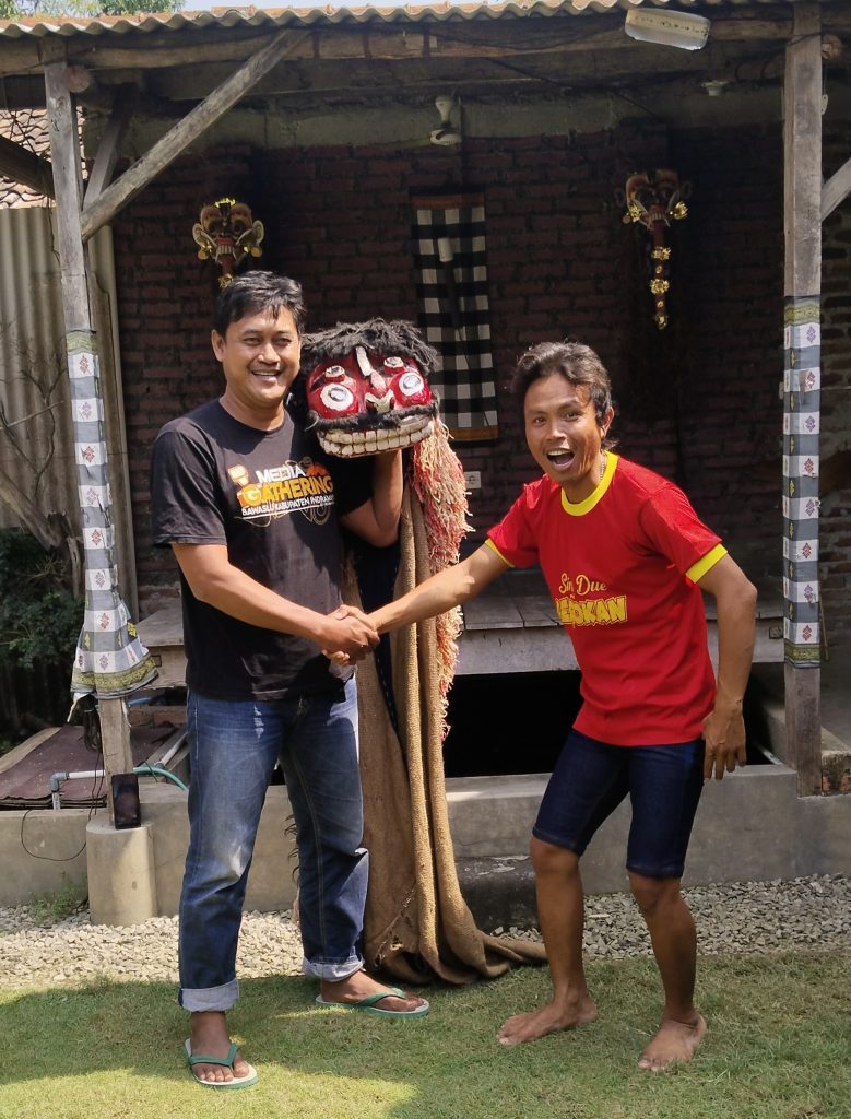 Demi Menjaga Seni Tradisi, Aktivis Berokan Wa A’ong, Serahkan Berokan Sepuh Ke Sanggar Sapujogan.