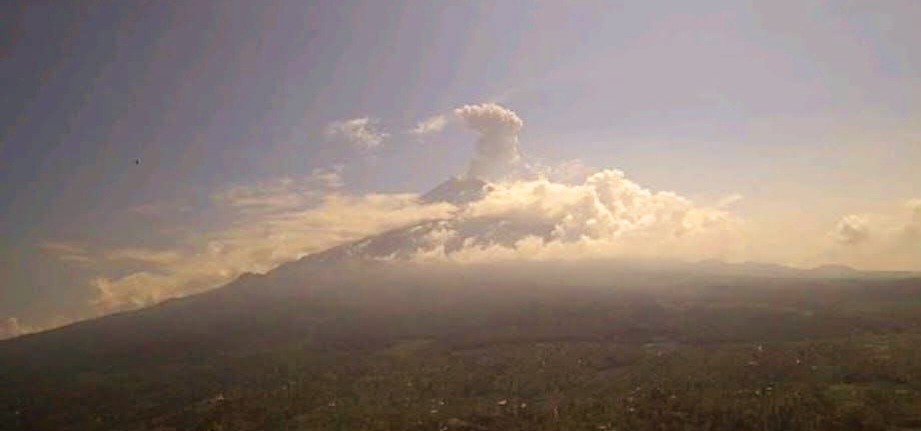 Gunung Semeru Jatim Erupsi Tinggi Kolom Abu 1000 Meter
