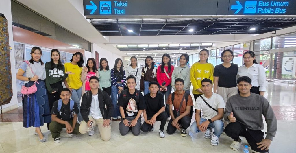 Dua Politisi Partai Nasdem Gunakan Dana Pribadi Bantu Beasiswa Kuliah 25 Anak NTT
