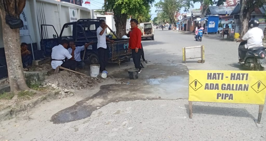 Direktur PDAM Ogomalane Turun Langsung Awasi Perbaikan Pipa, Pastikan Layanan Air Bersih Kembali Normal