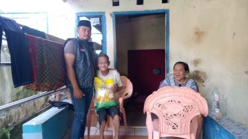 HUT RI Ke-80, LSM KIPFA Maros Gerak Sosial Bagikan Beras Gratis Kepada Warga Kurang Mampu