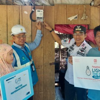 Peduli Warga Kurang Mampu, PLN Berikan Penyambungan Bantuan Listrik Gratis di Maros.