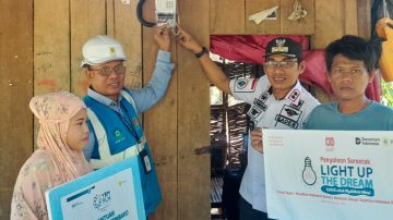 Peduli Warga Kurang Mampu, PLN Berikan Penyambungan Bantuan Listrik Gratis di Maros.