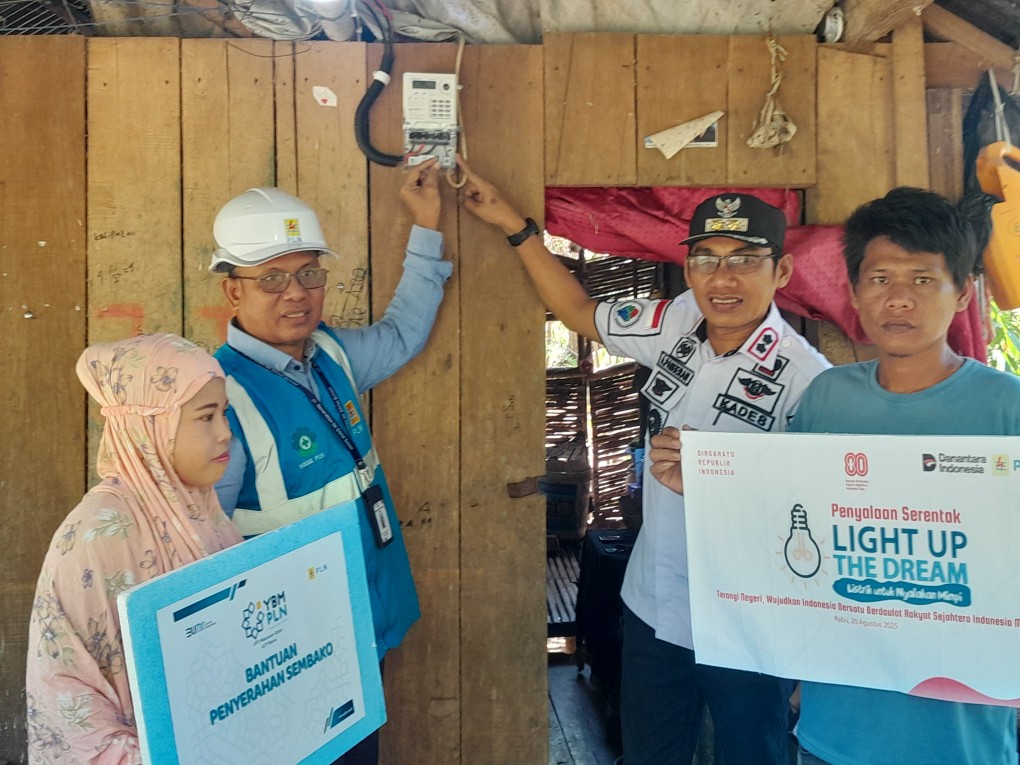 Peduli Warga Kurang Mampu, PLN Berikan Penyambungan Bantuan Listrik Gratis di Maros.