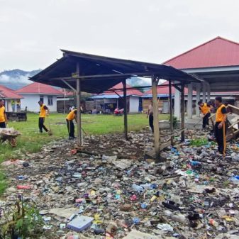 Ciptakan Pasar Bersih dan Nyaman, Kapolsek Lampasio Ajak Warga Disiplin Buang Sampah”