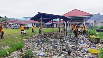 Ciptakan Pasar Bersih dan Nyaman, Kapolsek Lampasio Ajak Warga Disiplin Buang Sampah”