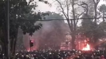 Bandung Lautan Api, Kali ini Gedung DPRD JABAR Jadi Amukan Masa.