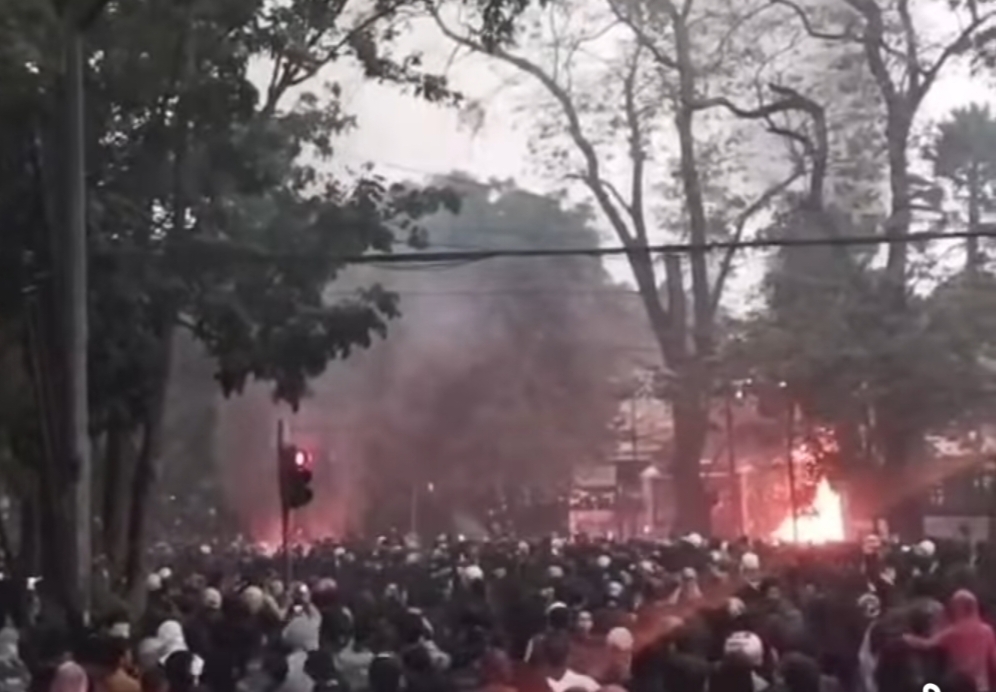 Bandung Lautan Api, Kali ini Gedung DPRD JABAR Jadi Amukan Masa.