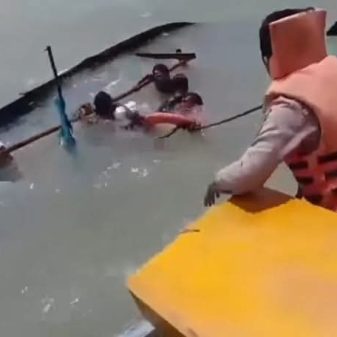Diterjang Ombak Besar, Kapal Nelayan Terbalik Di Perairan Juntinyuat Indramayu. 4 Abk Berhasil Diselamatkan.