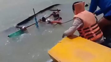 Diterjang Ombak Besar, Kapal Nelayan Terbalik Di Perairan Juntinyuat Indramayu. 4 Abk Berhasil Diselamatkan.