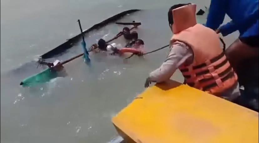 Diterjang Ombak Besar, Kapal Nelayan Terbalik Di Perairan Juntinyuat Indramayu. 4 Abk Berhasil Diselamatkan.