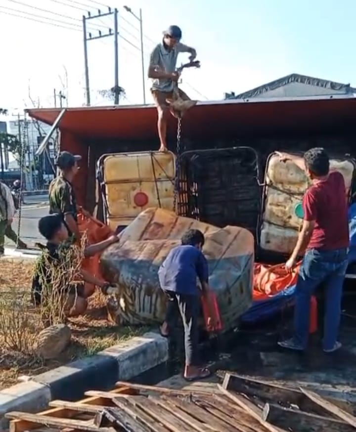 Dump Truck Bermuatan Solar Terbalik di Jalan Baru Maminasata, Dua Diamankan – HIPSI Apresiasi Polres Maros