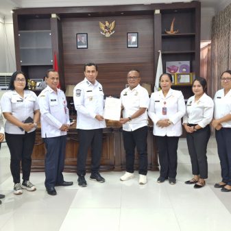 BPN Sabu Raijua serahkan Sertifikat Tanah untuk Sekolah Rakyat 