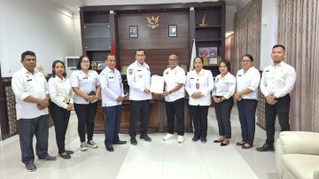 BPN Sabu Raijua serahkan Sertifikat Tanah untuk Sekolah Rakyat 