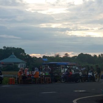 LSM KIPFA Maros Minta Tertibkan Pedagang Liar di Jalan Maminasata Turikale Demi Cegah Kecelakaan