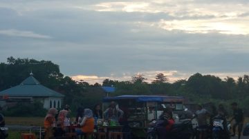 LSM KIPFA Maros Minta Tertibkan Pedagang Liar di Jalan Maminasata Turikale Demi Cegah Kecelakaan