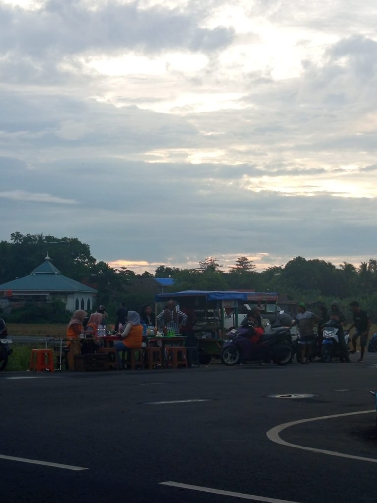 LSM KIPFA Maros Minta Tertibkan Pedagang Liar di Jalan Maminasata Turikale Demi Cegah Kecelakaan