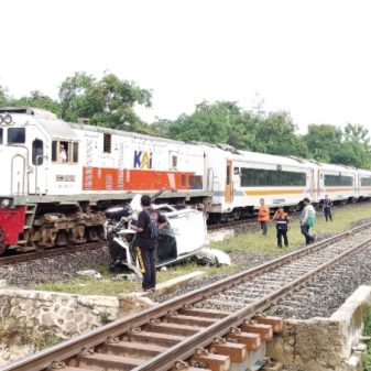 Tidak Ada Korban Jiwa, Minibus Tertempar Kereta Api, Hingga terpental Puluhan Meter,