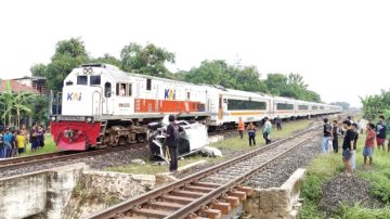 Tidak Ada Korban Jiwa, Minibus Tertempar Kereta Api, Hingga terpental Puluhan Meter,