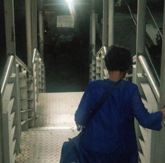 Penerangan Redup di Halte Busway Picu Kekhawatiran Pengguna Malam Hari