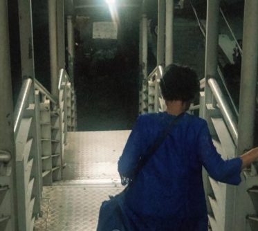 Penerangan Redup di Halte Busway Picu Kekhawatiran Pengguna Malam Hari