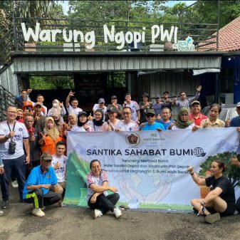 Hotel Santika Depok Gandeng PWI  Dan DLHK Depok Giat Progam Santika Peduli Lingkungan
