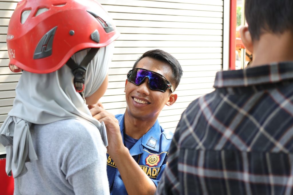 Menghadirkan Senyum di Tengah Tugas: damkar hibur warga di acara dewan kota